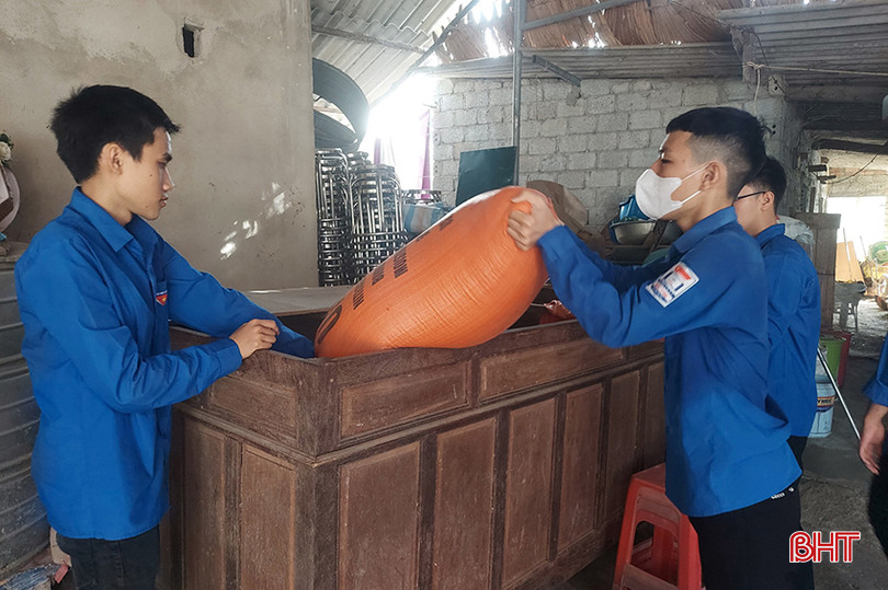 Đoàn viên thanh niên xã Tân Dân (Đức Thọ) hỗ trợ người dân di dời tài sản. ad50385acc3a960f739b8.jpg
