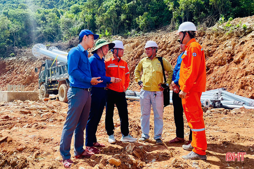 Lãnh đạo Tỉnh đoàn Hà Tĩnh khảo sát thực tế nhu cầu hỗ trợ tại các khu vực thi công đường điện 500kV. az5510772968780_df190371ed46d4c8e64d3f46be34294d.jpg