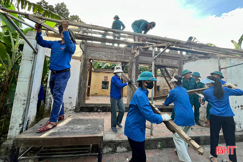Đoàn viên thanh niên huyện Hương Sơn hỗ trợ di dời nhà cửa cho hộ gia đình có hoàn cảnh khó khăn tại xã Tân Mỹ Hà. ahs.jpg