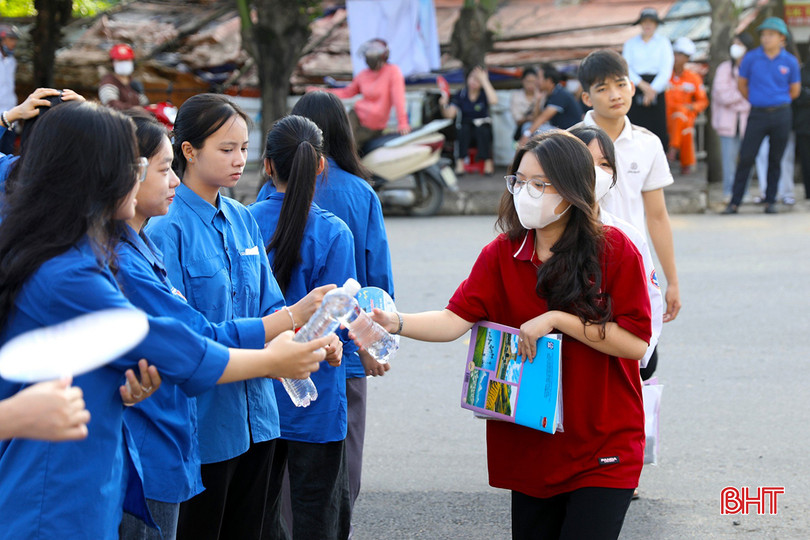 Chương trình tiếp sức mùa thi được triển khai thành công, đã để lại ấn tượng đẹp trong lòng người dân và các sĩ tử. atxka.jpg
