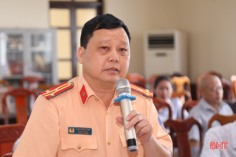 Thượng tá Phan Hồng Thái - Trưởng phòng CSGT Công an Hà Tĩnh trao đổi một số thông tin về công tác đảm bảo trật tự ATGT đường sắt trên địa bàn tỉnh. an-toan-giao-thong-duong-sat-05a.jpg