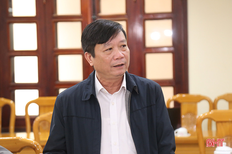 Giám đốc sở Y tế Hà Tĩnh Nguyễn Minh Đức thông tin về sắp xếp tổ chức bộ máy, cơ cấu lại đội ngũ viên chức, tinh giản biên chế trong lĩnh vực y tế. doan-dbqh-5.jpg