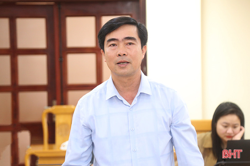 Phó Giám đốc Sở Nội vụ Bùi Quang Dương báo cáo việc thực hiện chính sách, pháp luật về đổi mới hệ thống tổ chức và quản lý, nâng cao chất lượng, hiệu quả hoạt động của các đơn vị sự nghiệp công lập giai đoạn 2018-2023 trên địa bàn tỉnh. doan-dbqh-3.jpg