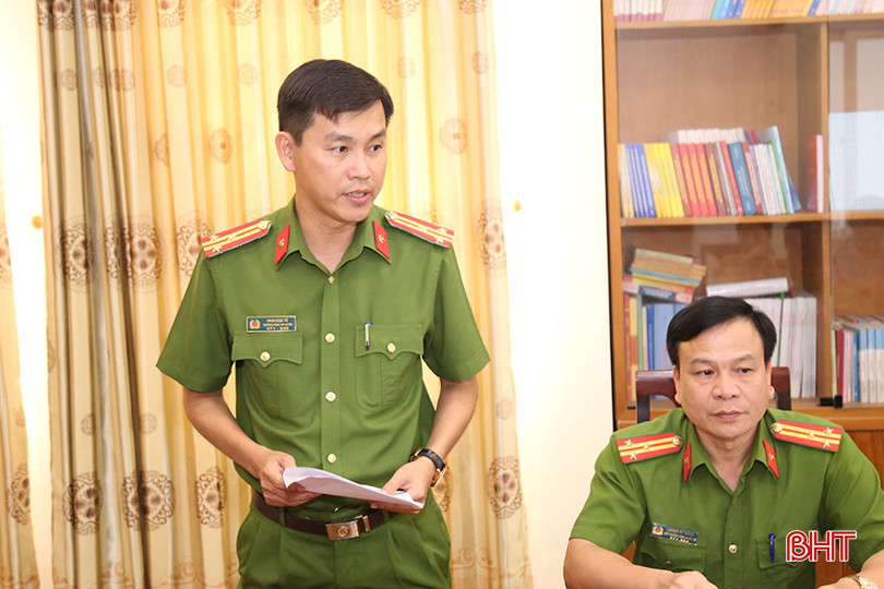 Thượng tá Phan Ngọc Tố – Trưởng Công an huyện Cẩm Xuyên thông tin về vụ tai nạn giao thông đặc biệt nghiêm trọng xảy ra trên quốc lộ 1 khiến 3 người tử vong vào sáng 8/6. an-toan-giao-thong-6.jpg