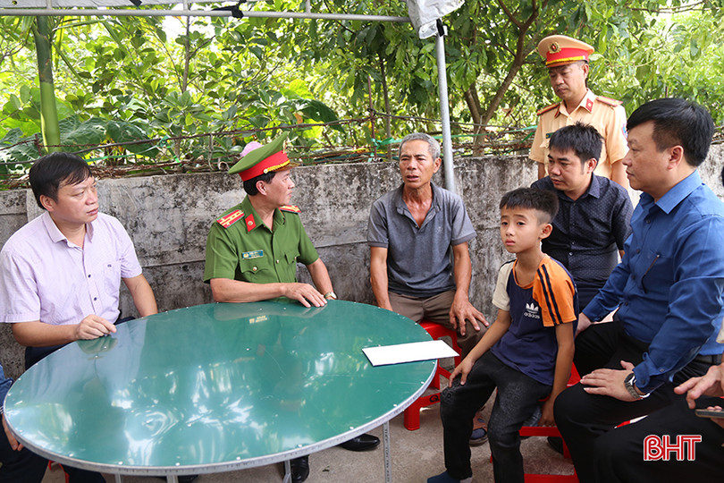 Đoàn công tác Ban ATGT tỉnh thăm hỏi, chia buồn với gia đình nạn nhân tử vong trong vụ tai nạn giao thông đặc biệt nghiêm trọng trên quốc lộ 1 đoạn qua xã Cẩm Thịnh, huyện Cẩm Xuyên. an-toan-giao-thong.jpg