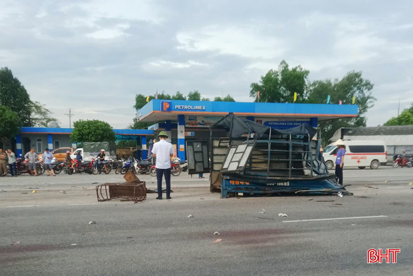 Theo xác định của cơ quan quản lý đường bộ, đoạn tuyến xảy ra vụ TNGT đặc biệt nghiêm trọng khiến 3 người tử vong có đầy đủ hệ thống báo hiệu ATGT, mặt đường êm thuận. tai-nan-chet-nguoi-02.jpg