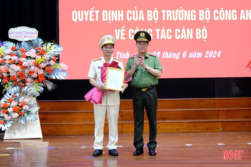 Trung tướng Lê Quốc Hùng - Thứ trưởng Bộ Công an trao quyết định điều động, bổ nhiệm Đại tá Nguyễn Xuân Thao giữ chức vụ Giám đốc Công an tỉnh Hà Tĩnh. Trung tướng Lê Quốc Hùng trao quyết định cho Đại tá Nguyễn Xuân Thao.jpg