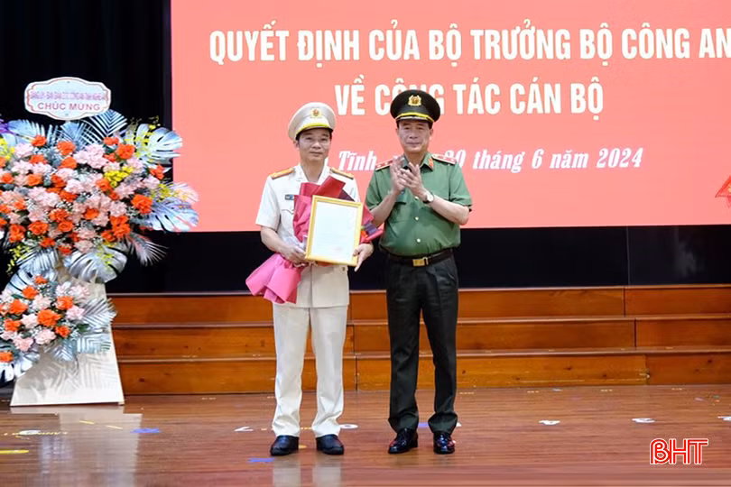 Trung tướng Lê Quốc Hùng trao quyết định cho Đại tá Nguyễn Xuân Thao.jpg