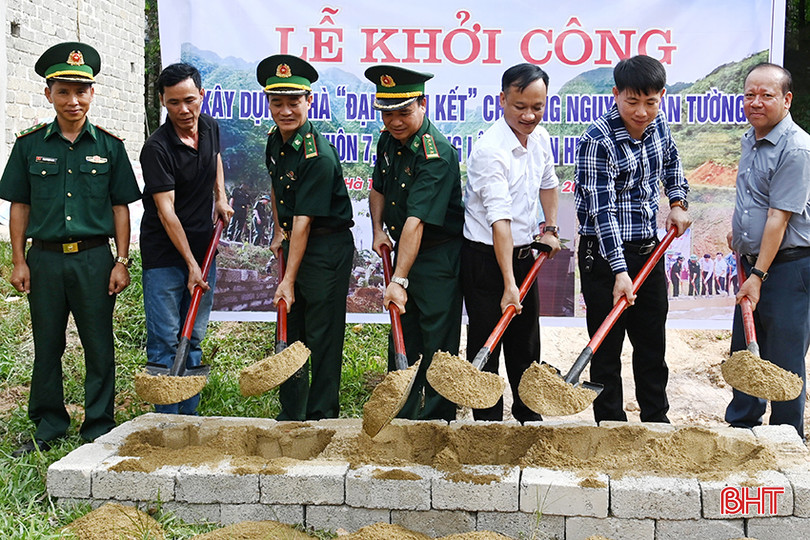 Đại diện các đơn vị khởi công làm nhà cho gia đình ông Nguyễn Văn Tường. ảnh 4 (1).JPG