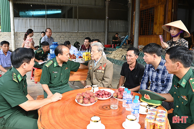 Đại tá Nguyễn Mậu Phúc - Phó Chính ủy BĐBP Hà Tĩnh thăm hỏi gia đình ông Nguyễn Văn Tường, ảnh 1 (1).JPG
