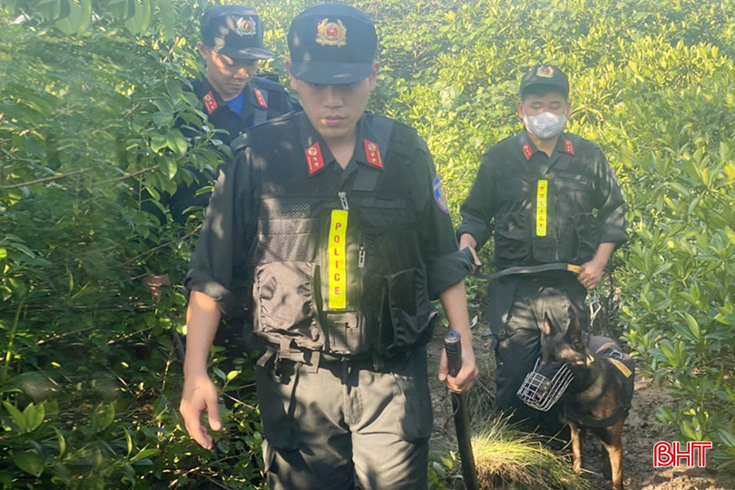 Lực lượng CSCĐ sử dụng chó nghiệp vụ tham gia truy bắt 2 phạm nhân trốn khỏi Trại giam Xuân Hà. 111111111.jpg