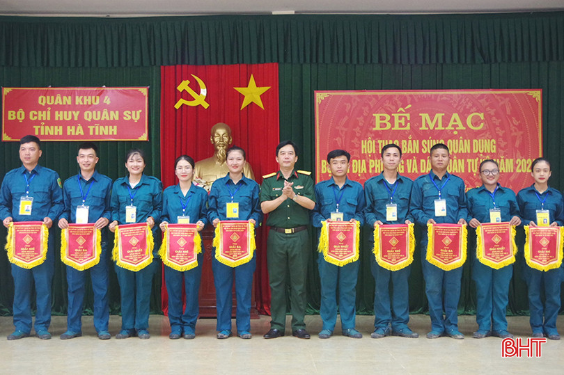 Ban Tổ chức trao các giải nhất, nhì, ba cho các cá nhân và các giải đồng đội nam, đồng đội nữ đạt thành tích cao trong thực hành bắn AK bài 1 và AK bài 2. 5.jpg
