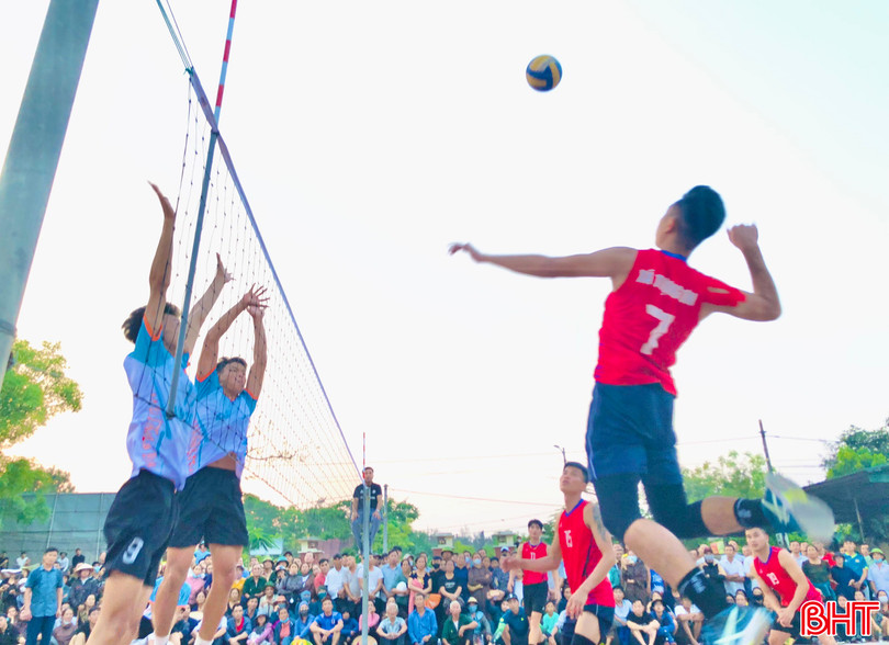 Các trận đấu được diễn ra kịch tính đã cống hiến cho khán giả những pha bóng đẹp mắt. Trận chung kết, đội thị trấn Thạch Hà đã xuất sắc đánh bại đội xã Tượng Sơn với tỷ số 2 - 0. (Ảnh: trận đấu chung kết giữa đội thị trấn Thạch Hà và xã Tượng Sơn).