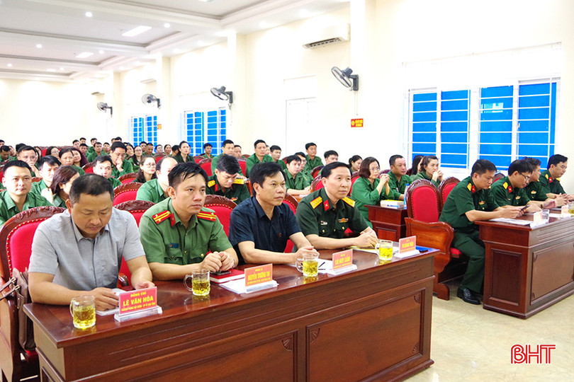 Các đại biểu tham dự khai mạc. 2 (3).jpg