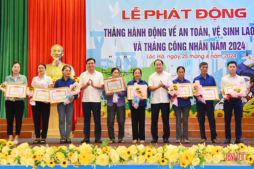 Lãnh đạo huyện Lộc Hà trao giấy khen của Chủ tịch UBND huyện cho 8 CNVCLĐ tiêu biểu. Lãnh đạo huyện Lộc Hà trao giấy khen của Chủ tịch UBND huyện cho 8 CNVCLĐ tiêu biểu.