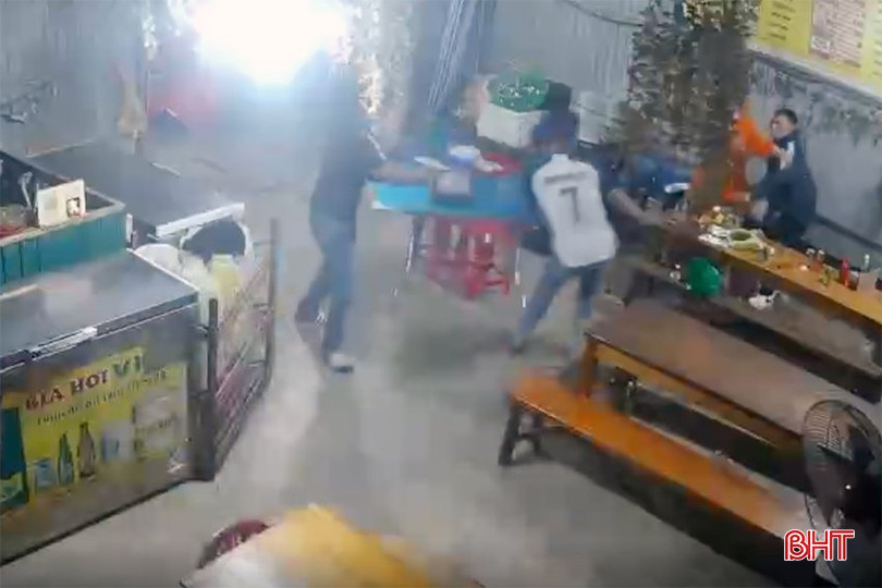Hiện trường vụ án tại quán nhậu thuộc thôn Tiến Thịnh, xã Phú Lộc. Hiện trường vụ án tại quán nhậu thuộc thôn Tiến Thịnh, xã Phú Lộc.