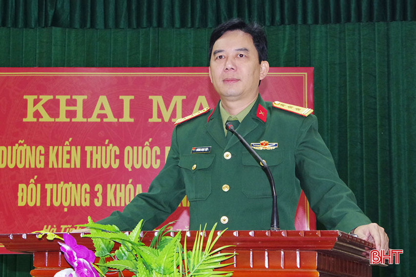 Thượng tá Dương Ngọc Tiệp - Phó Tham mưu trưởng Bộ CHQS tỉnh thông qua các quyết định và chương trình, nội dung khóa bồi dưỡng. 2.JPG