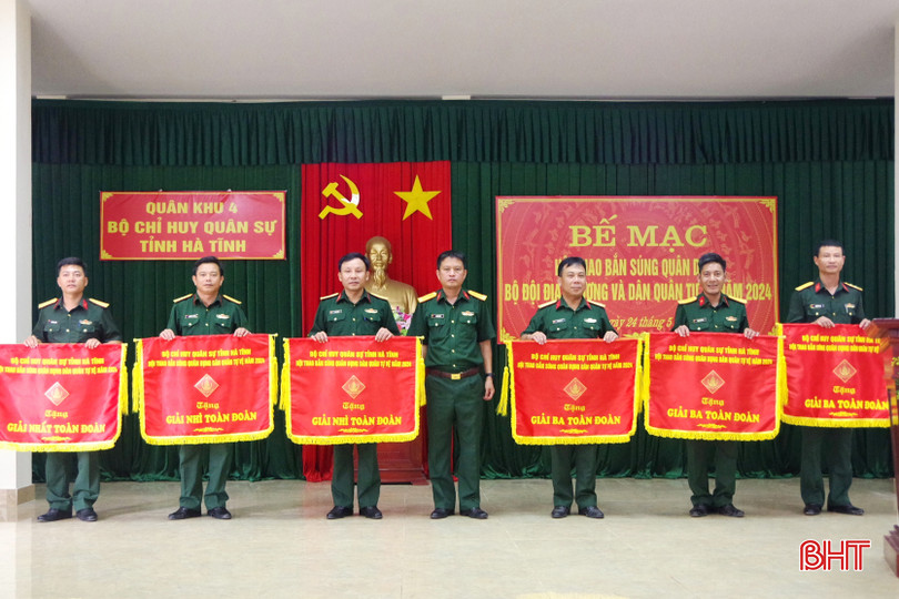 Đại tá Hoàng Anh Tú - Phó Chỉ huy trưởng, Tham mưu trưởng Bộ CHQS tỉnh trao giải toàn đoàn cho các đội thi. 6.jpg