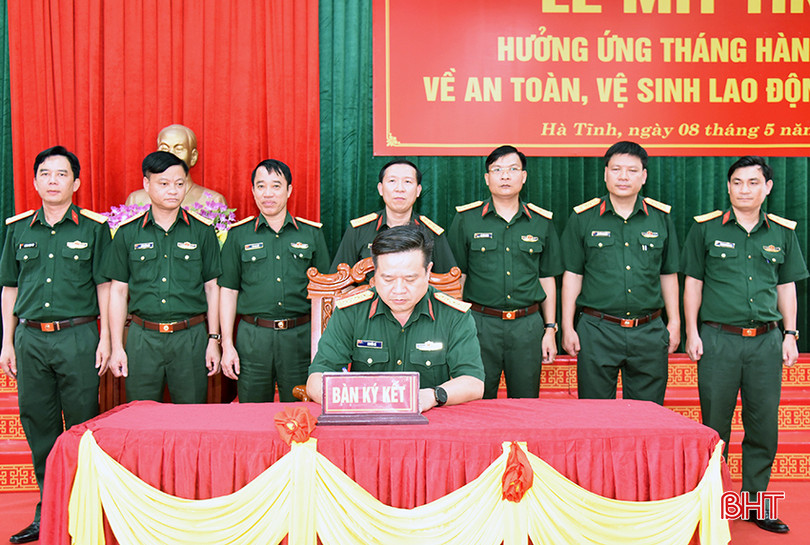 Các đơn vị trong LLVT Hà Tĩnh ký kết giao ước thi đua đảm bảo ATVSLĐ năm 2024. DSC_6155.JPG