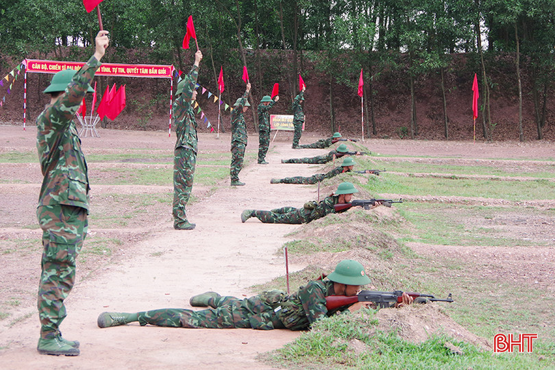 Chiến sĩ mới thực hành tư thế nằm bắn bia số 4. 5.JPG