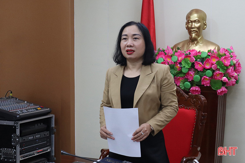 Trưởng ban Kinh tế - Ngân sách HĐND tỉnh Nguyễn Thị Thúy Nga phát biểu kết luận. IMG_1462.JPG