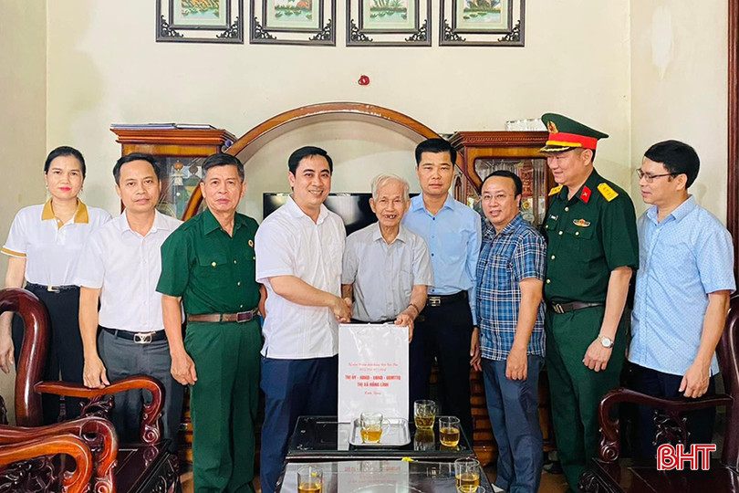 Lãnh đạo TX Hồng Lĩnh cùng Ban CHQS thị xã tặng quà cho các gia đình chính sách, cựu quân nhân nhân dịp kỷ niệm các ngày lễ lớn và chào mừng đại hội thi đua quyết thắng của LLVT. z5423350974145_940b4d8257da07e9dd508841befb831b.jpg
