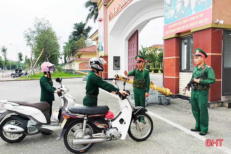 Lực lượng cảnh vệ Bộ CHQS tỉnh duy trì kiểm tra nề nếp, tác phong, giấy tờ ra vào cổng và đảm bảo an toàn khi tham gia giao thông đối với quân nhân. 7.JPG