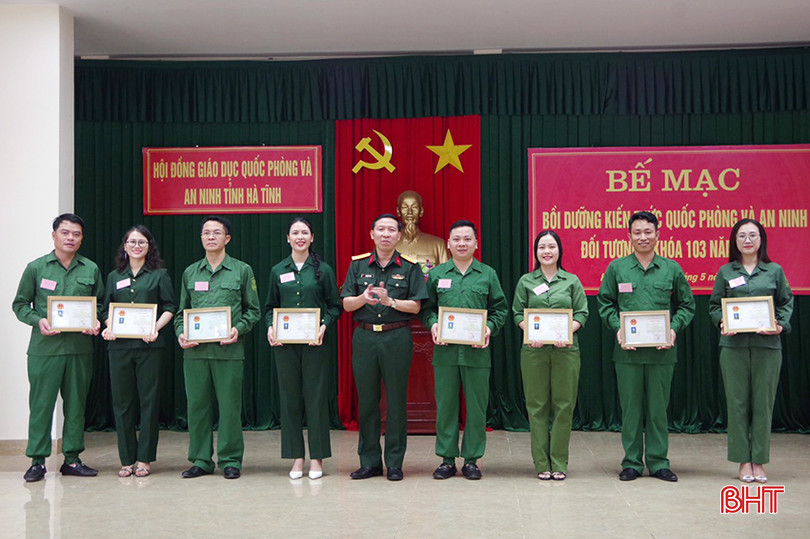 Đại tá Võ Quang Thiện, Phó Bí thư Đảng ủy, Chính uỷ Bộ CHQS tỉnh trao giấy chứng nhận cho các học viên hoàn thành chương trình bồi dưỡng. 3.jpg