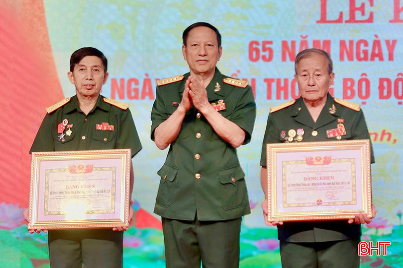 Đại diện Hội Truyền thống Trường Sơn - Đường Hồ Chí Minh tỉnh Hà Tĩnh tặng bằng khen của Trung ương hội cho các tập thể đã có nhiều thành tích xuất sắc trong hoạt động hội. 0903 (1).jpg