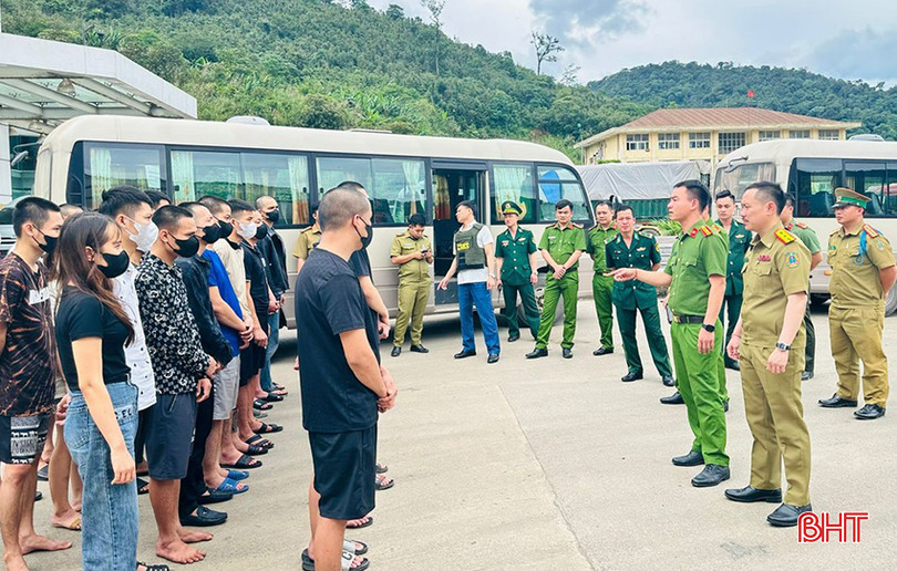 Công an Hà Tĩnh phối hợp giải cứu 36 nạn nhân người Việt Nam bị lừa bán sang Lào về nước. Công an Hà Tĩnh phối hợp giải cứu 36 nạn nhân người Việt Nam bị lừa bán sang Lào về nước.