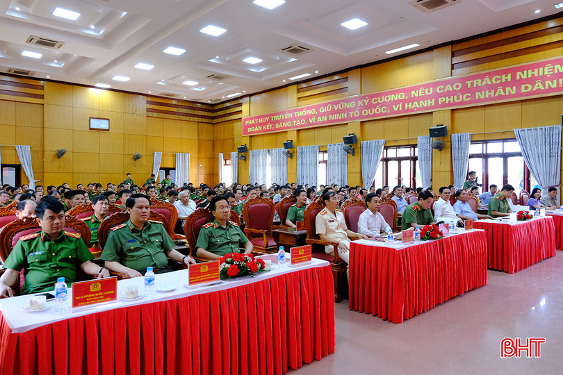 Các đại biểu tham dự buổi lễ. DSCF4431.JPG