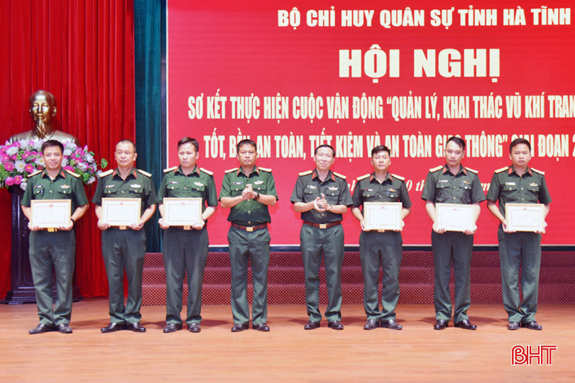 Tại hội nghị, Bộ CHQS tỉnh tặng giấy khen cho các tập thể, cá nhân đạt thành tích xuất sắc trong thực hiện Cuộc vận động 50. DSC_7474.JPG