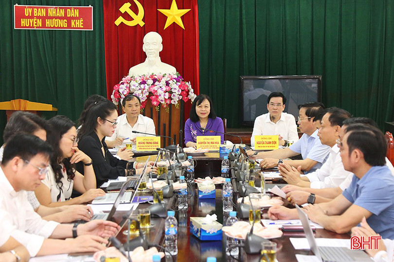 Đồng chí Hoàng Trung Dũng - Bí thư Tỉnh ủy, Trưởng đoàn ĐBQH tỉnh, Ủy viên Ủy ban Văn hóa, Giáo dục của Quốc hội tham gia cùng đoàn công tác của Ủy ban Văn hóa, Giáo dục Quốc hội làm việc với UBND huyện Hương Khê về việc thực hiện chính sách, pháp luật về nhà giáo. 111qq.jpg