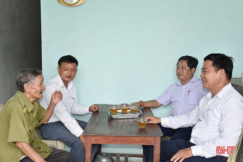 Ông Hoàng Quốc Ấn phấn khởi khoe với các phòng ngành, chính quyền địa phương về những đổi thay trong cuộc sống, sinh hoạt sau khi có nhà mới. DSC_5606.JPG