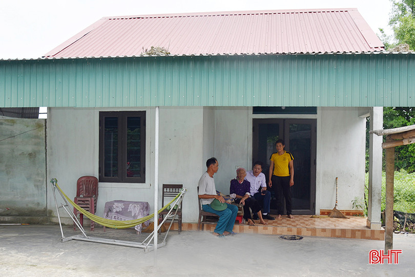 Căn nhà tình nghĩa mới xây giúp cụ Nguyễn Thị Tỉu (84 tuổi, ở TDP Phú Đông, thị trấn Lộc Hà) yên tâm an hưởng tuổi già. DSC_5726 (1).JPG