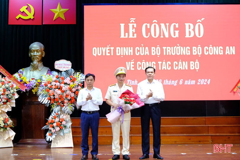 Đồng chí Trần Thế Dũng - Phó Bí thư Thường trực Tỉnh ủy; đồng chí Võ Trọng Hải - Chủ tịch UBND tỉnh tặng hoa chúc mừng Đại tá Nguyễn Xuân Thao... 28E2B7F6-A9EF-43A2-89D4-DD3CECEE2C5F_1_105_c.jpeg