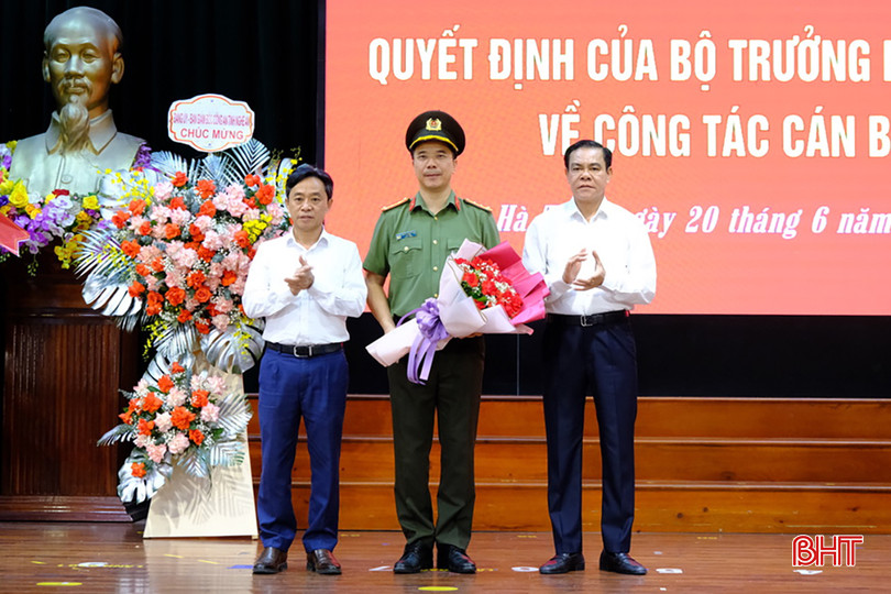 ... và chúc mừng Đại tá Nguyễn Hồng Phong nhận nhiệm vụ mới. thường trực Tỉnh uỷ trao hoa chúc mừng đại tá Nguyễn Hồng Phong.jpeg