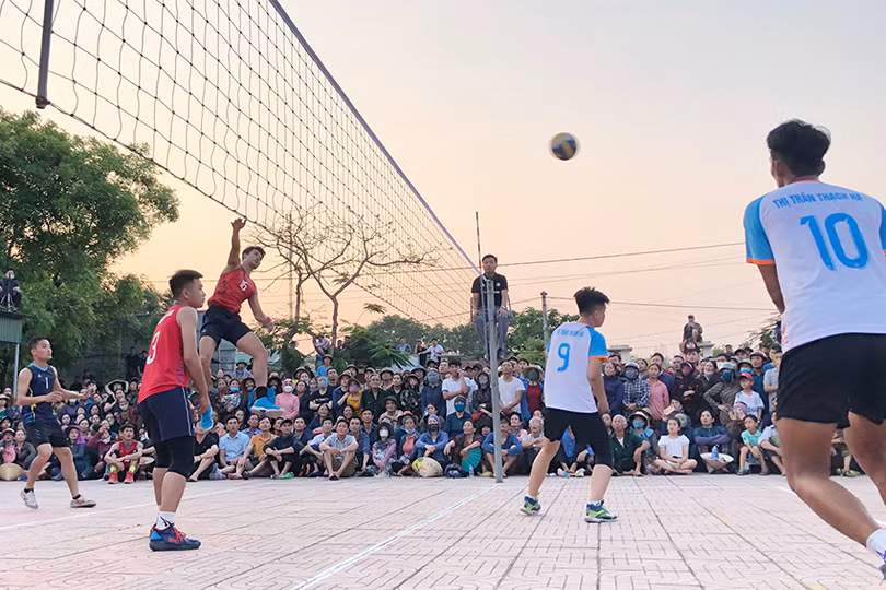 Giải Bóng chuyền nam thanh niên huyện Thạch Hà diễn ra từ ngày 20 - 21/4, quy tụ 312 VĐV đến từ 26 đội bóng; trong đó, 22 đội đại diện cho các xã, thị trấn, các đội còn lại đến từ Công an huyện, 3 trường THPT trên địa bàn.