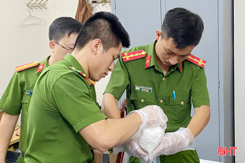 Lực lượng công an kiểm đếm, giám định tang vật thu giữ. 4a.jpg