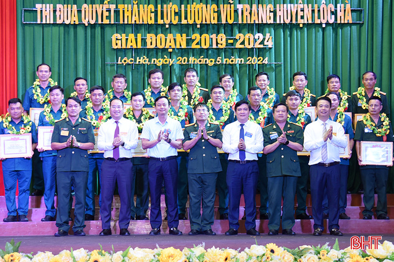 7 tập thể và 13 cá nhân có thành tích xuất sắc trong phong trào thi đua quyết thắng được Chủ tịch UBND huyện Lộc Hà tặng giấy khen. DSC_6890.JPG
