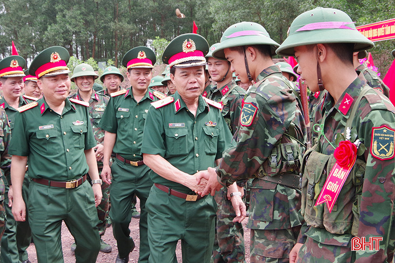 Thiếu tướng Lê Hồng Nhân cùng đoàn công tác Bộ Tư lệnh Quân khu 4 kiểm tra thực hành "3 tiếng nổ" tại Trung đoàn 841. 2.JPG