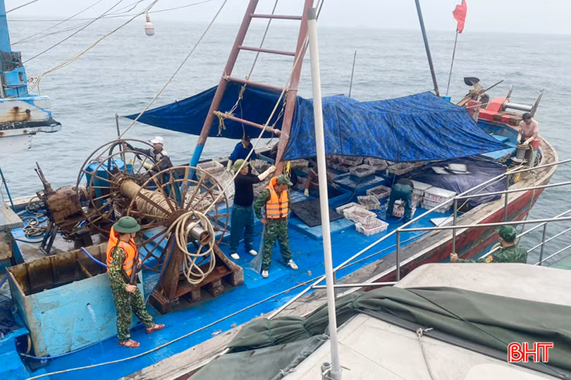 Đồn Biên phòng Đèo Ngang, Ban Chỉ huy Biên phòng Cửa khẩu Cảng Vũng Áng – Sơn Dương, Hải đội 2 (BĐBP Hà Tĩnh) bắt giữ 2 tàu cá vi phạm.
