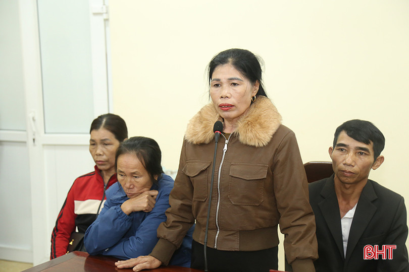 Công dân thôn Phúc Lập, xã Kỳ Thượng, huyện Kỳ Anh trình bày kiến nghị tại phiên tiếp. tiep-cong-dan-1.jpg