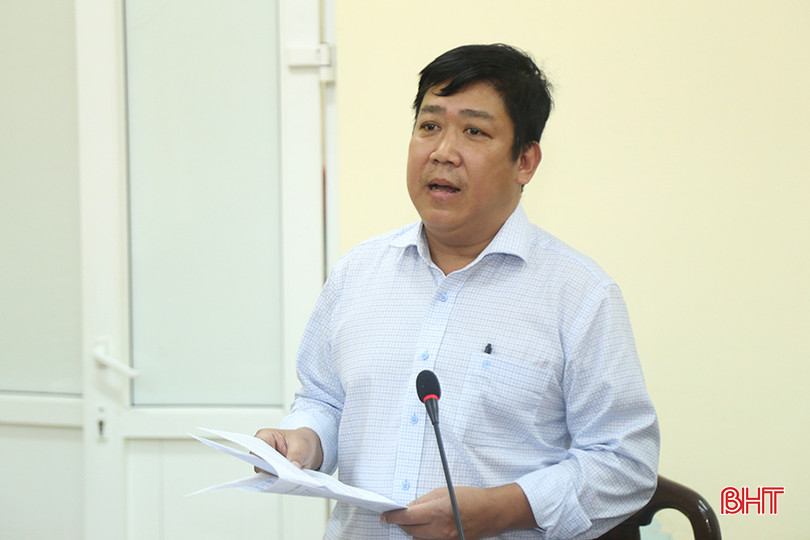 Ông Đinh Thái Cương thay mặt các tiểu thương kiến nghị một số vấn đề liên quan tới xây dựng dự án chợ Giang Đình. tiep-cong-dan.jpg