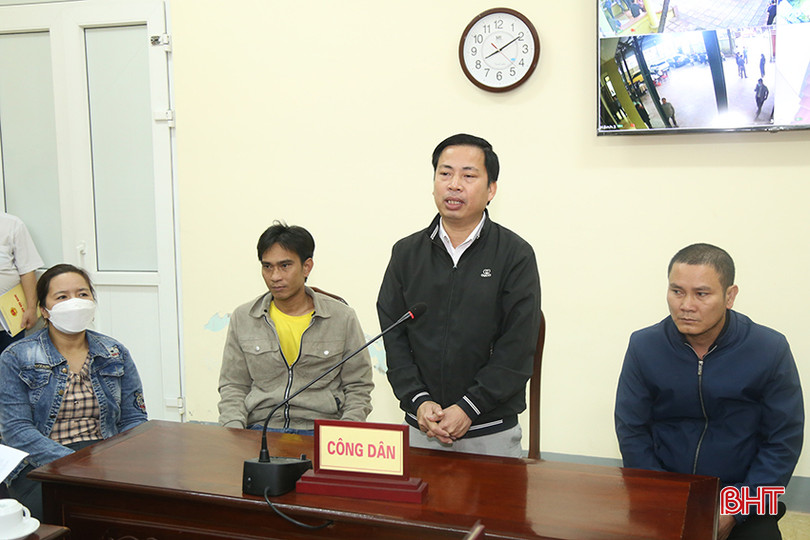 Ông Nguyễn Khắc Đệ (thôn Tân Trung Thủy, xã Cẩm Lộc, huyện Cẩm Xuyên) thay mặt các công dân phản ánh sự việc. tiep-cong-dan-2.jpg