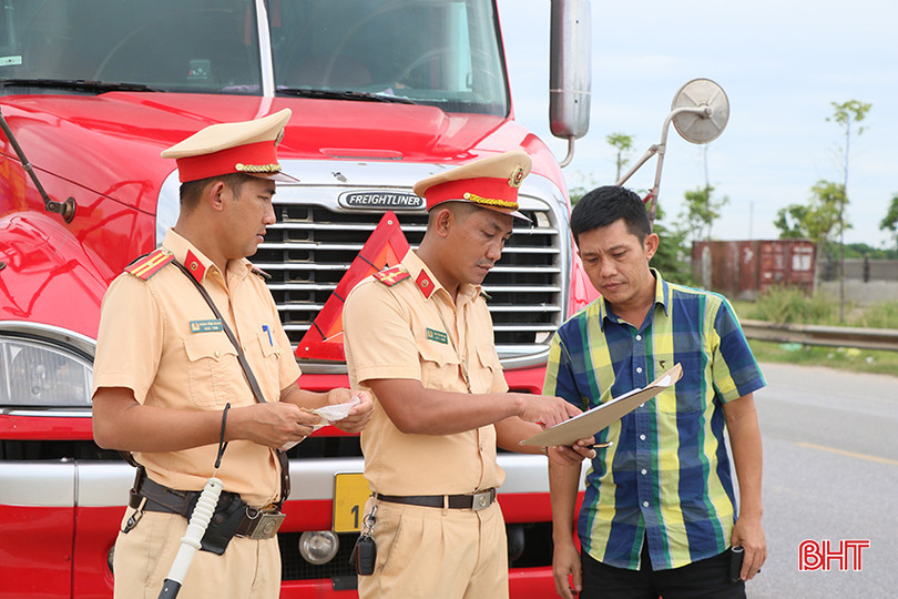 Quá trình thực hiện nhiệm vụ, lực lượng CSGT sẽ tăng cường tuyên truyền, phổ biến pháp luật về ATGT cho người dân và tài xế. canh-sat-giao-thong-02.jpg
