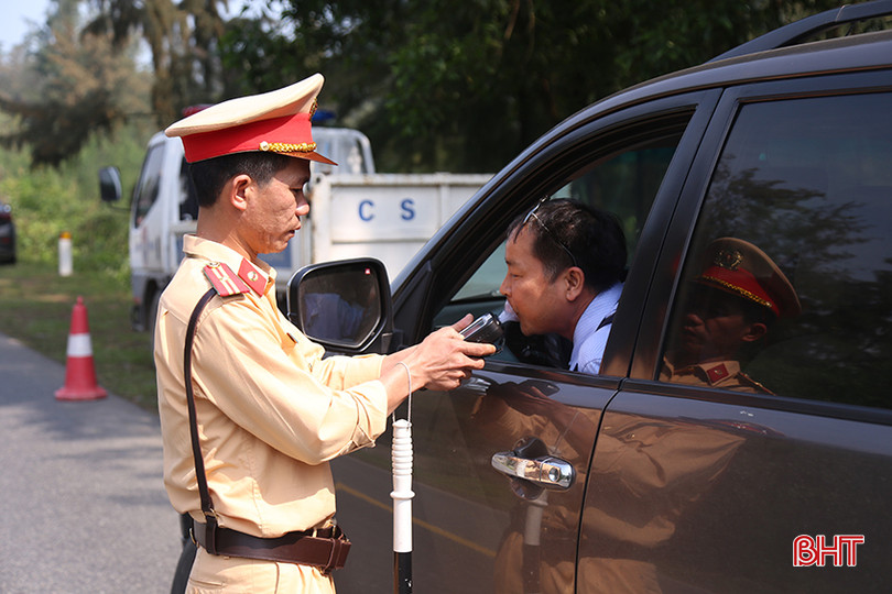 Nồng độ cồn là một trong những hành vi vi phạm mà lực lượng chức năng tập trung xử lý. canh-sat-giao-thong-2.jpg