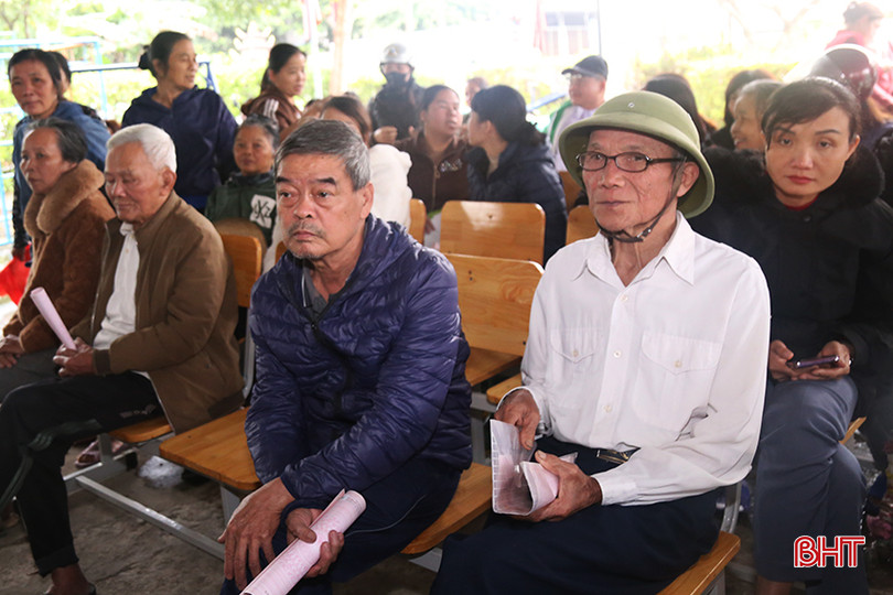 Ông Nguyễn Tuấn Thành (áo trắng) cùng các hộ dân thôn Bùi Xá, xã Việt Tiến mang theo bìa đất tới nhận tiền đền bù GPMB dự án. den-bu-giai-phong-mat-bang-4.jpg