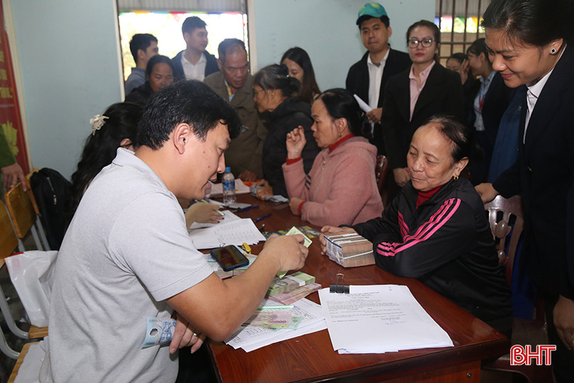 Bà Nguyễn Thị Lạc nhận tiền đền bù GPMB dự án đầu tư xây dựng và kinh doanh hạ tầng Khu công nghiệp Bắc Thạch Hà. den-bu-giai-phong-mat-bang-2.jpg