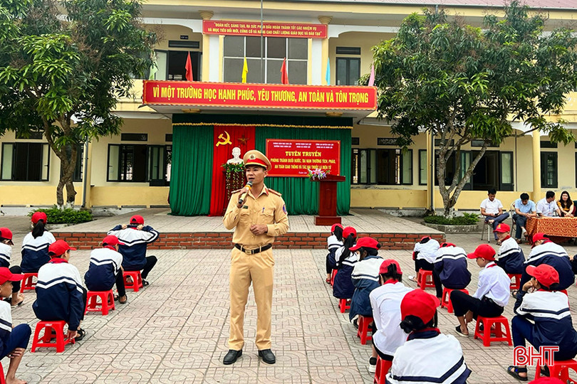 Lực lượng CSGT phối hợp với nhà trường tuyên truyền chấp hành pháp luật về ATGT cho học sinh. tai-nan-giao-thong=03.jpg